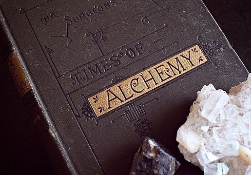 Старинная книга об алхимии и кристалл